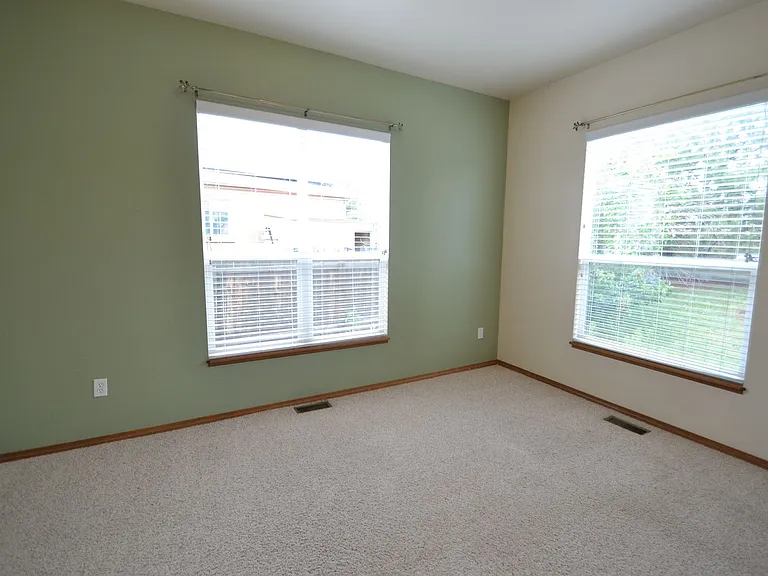 7492 Amberly Dr — Photo 10