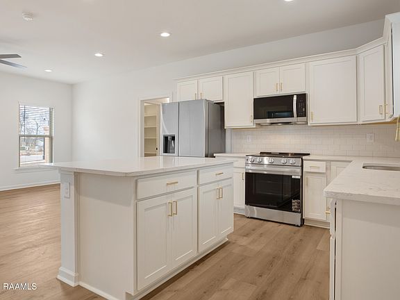 3rd image of 102 Ridgedale Aly