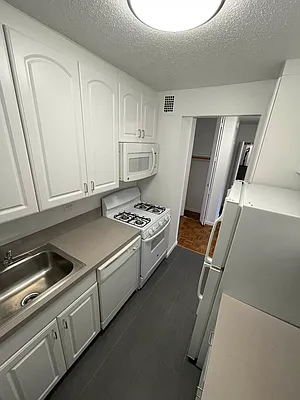 Rented by Manhattan Realty Group | media 6