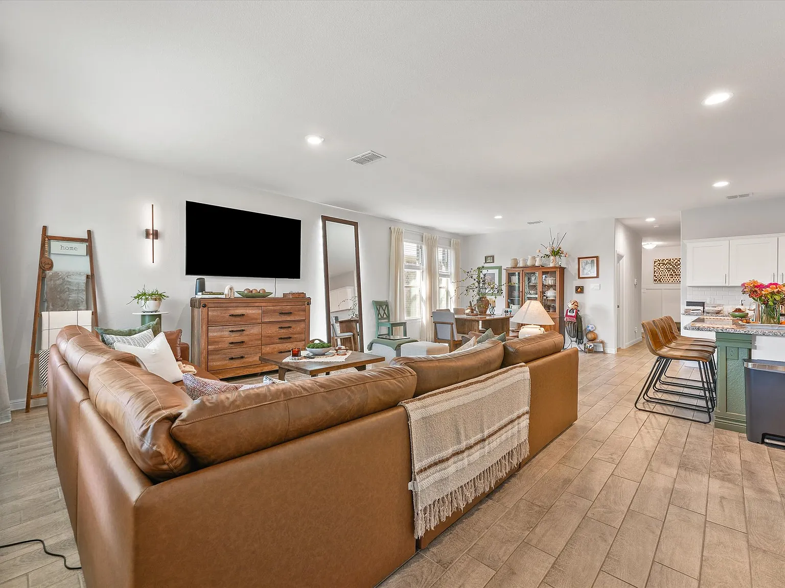5 bed, 2103 sqft, $3,000 — Photo 4