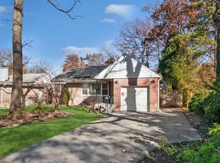 241 Barberry Rd, Highland Park, IL 60035