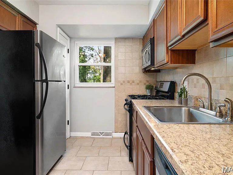 9731 Twincrest Dr — Photo 5