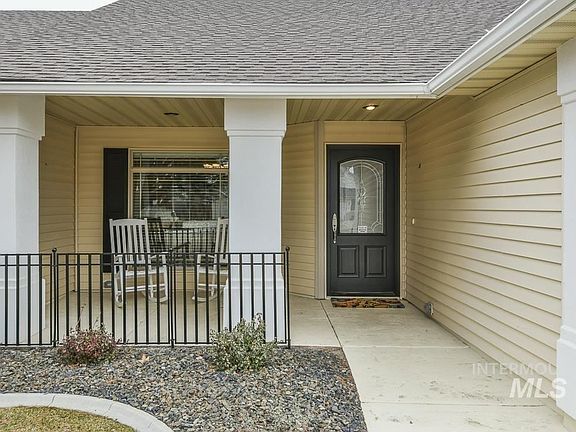 3rd image of 1003 N Pioneer Way