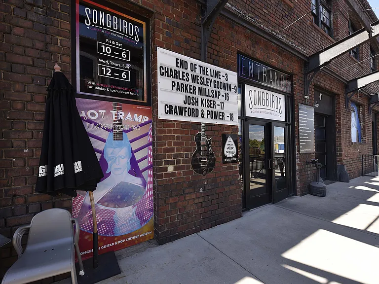 Local shops & restaurants just around the corner!