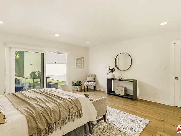 1026 S Windsor Blvd — Photo 36