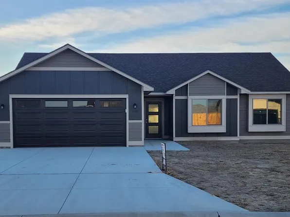 1307 Marboeuf Blvd, Dodge City, KS 67801