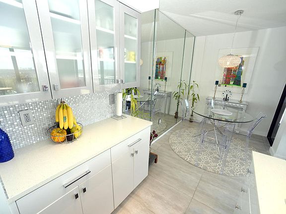 5th image of 450 Ocean Dr APT 905