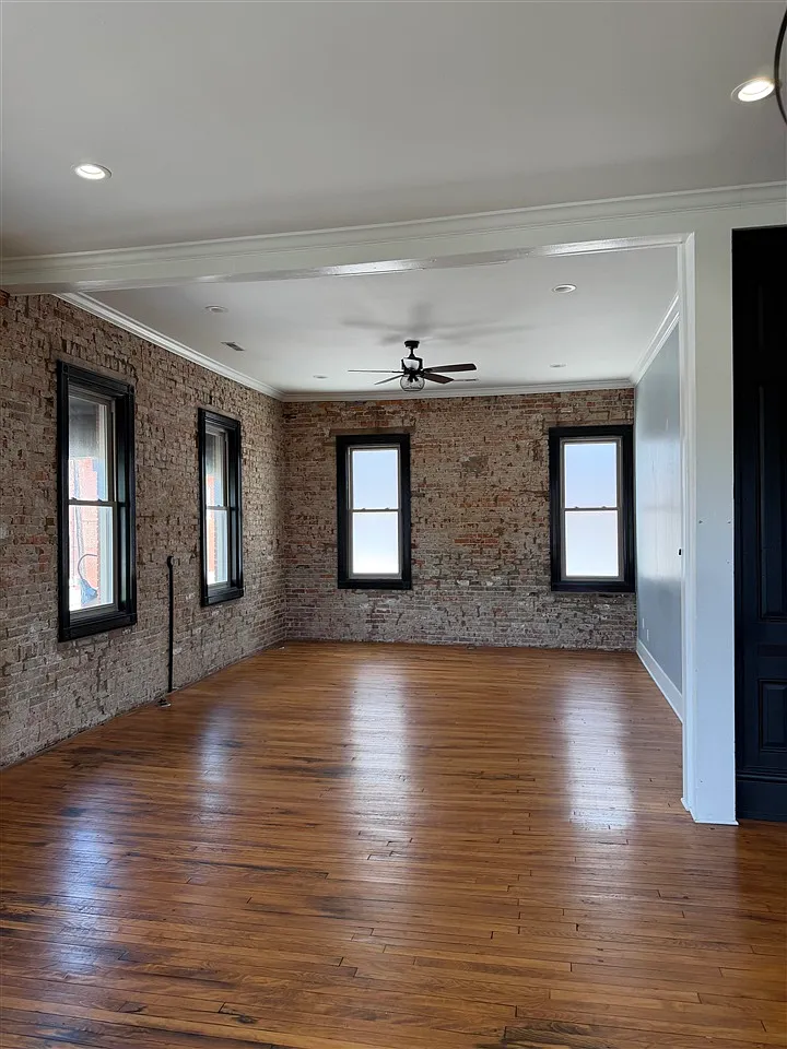 2 bed, 4000 sqft, $1,900 — Photo 4