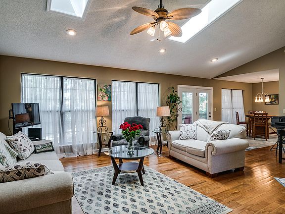 3rd image of 127 Canterbury Dr