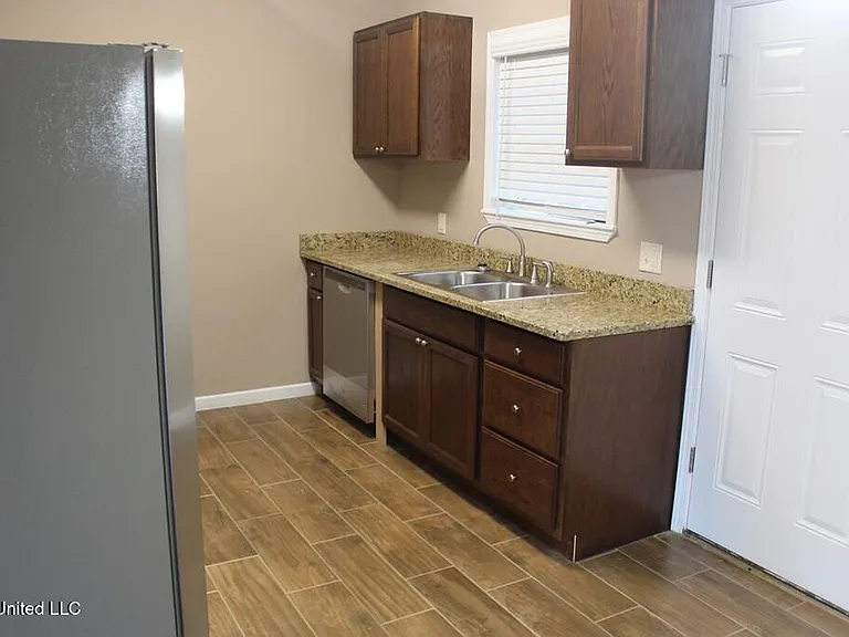 1007 Bassett Dr — Photo 4