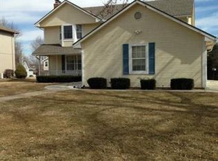 208 S Meadow Ct, Lansing, KS 66043