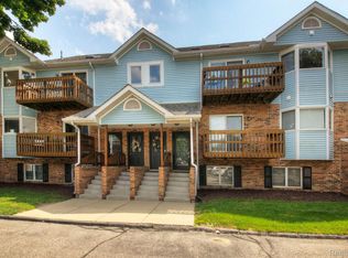 252 Pinewood Dr, Plymouth, MI