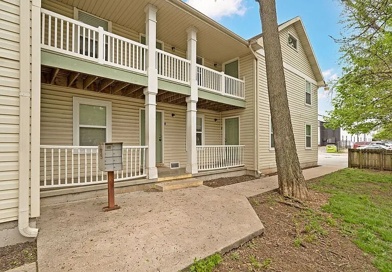 1138 E Walnut St #5 — Photo 1
