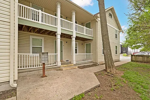 1138 E Walnut St #5 Photo 1