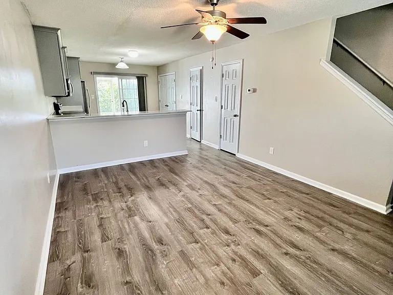 4000 Banister Loop — Photo 3