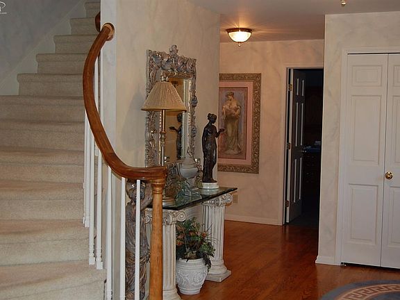 5th image of 9411 Oakmont Dr