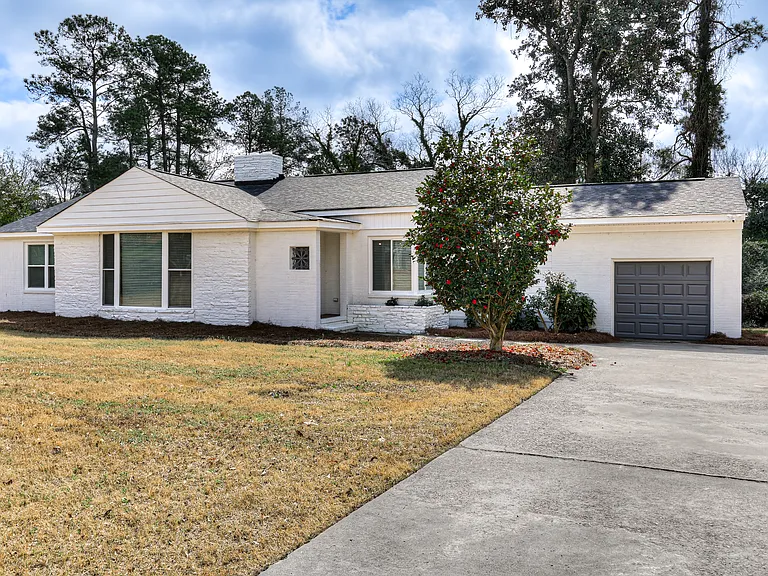 1813 Courtney Dr — Photo 2