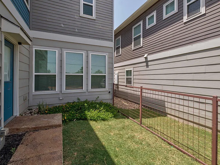 2813 Stock Dr — Photo 17