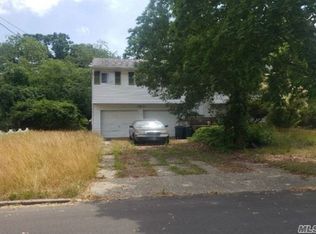 18 Beldon Ln, Bay Shore, NY 11706