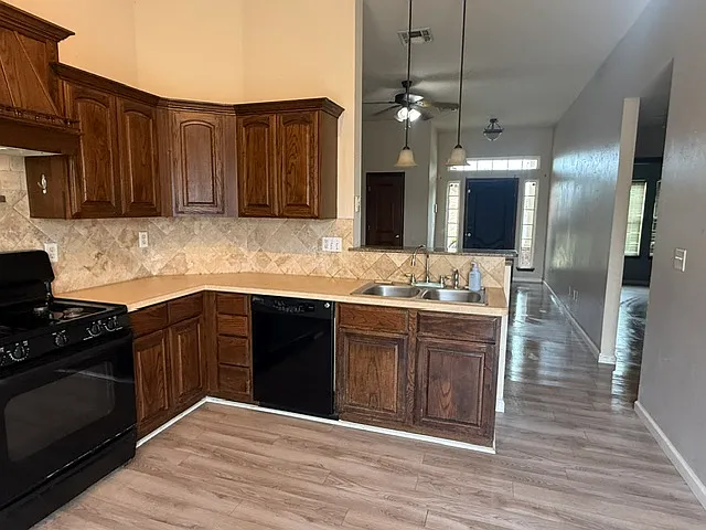 2901 Line Dr — Photo 2