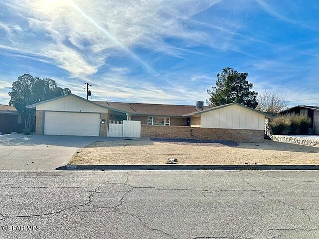 1st image of 4863 Los Reales Dr