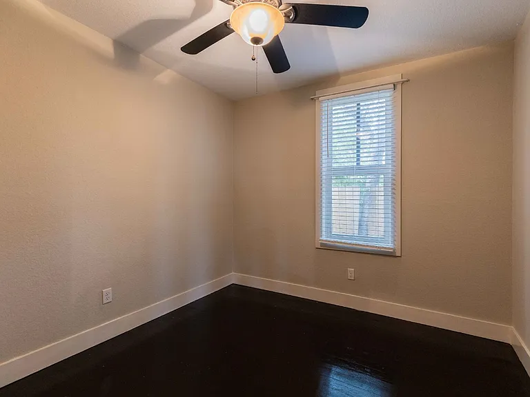 1121 E Crockett St — Photo 27