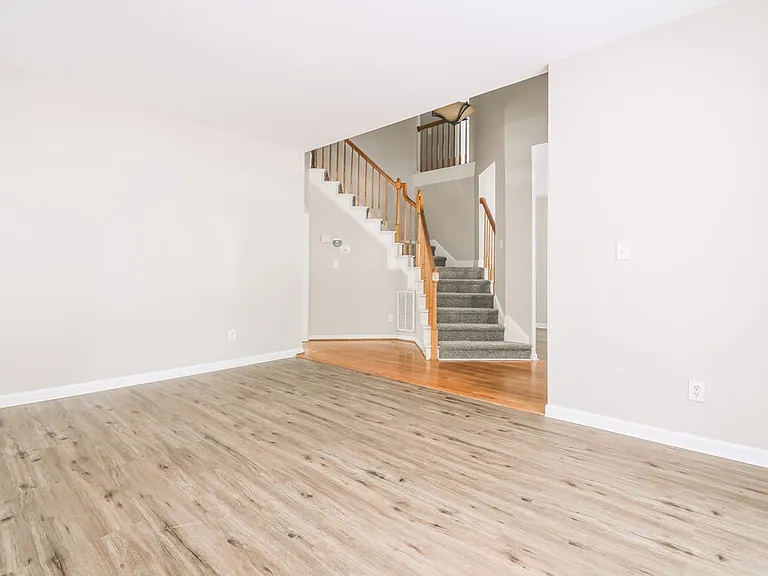 1004 Silverbell Ln — Photo 5