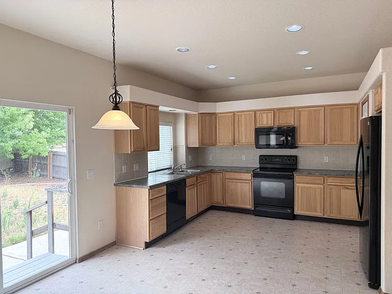 7492 Amberly Dr — Photo 5