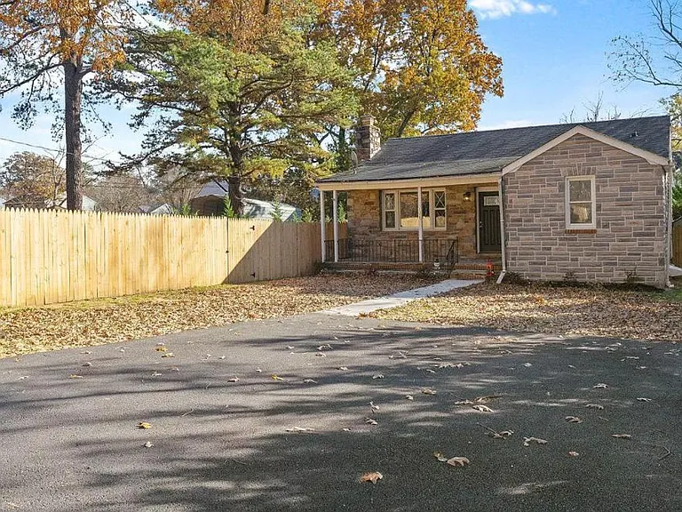 1325 Donald Ave — Photo 1