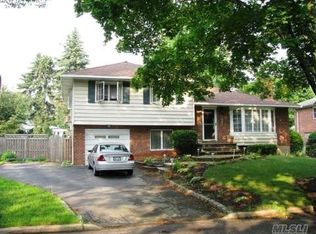 11 Byfield Pl, Melville, NY 11747