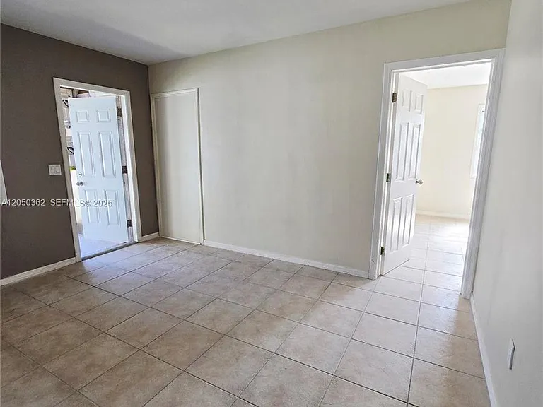 724 SW 7th Ter #12 — Photo 5