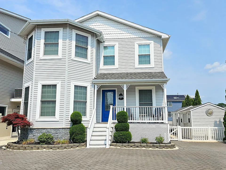 24 Dorothy Dr