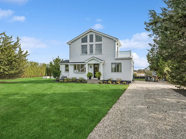 114 Little Neck Rd — Photo 1