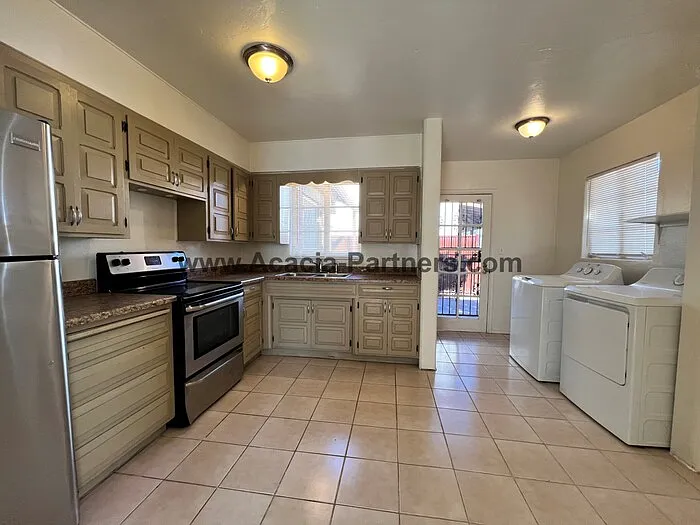 239 N Grande Ave — Photo 5