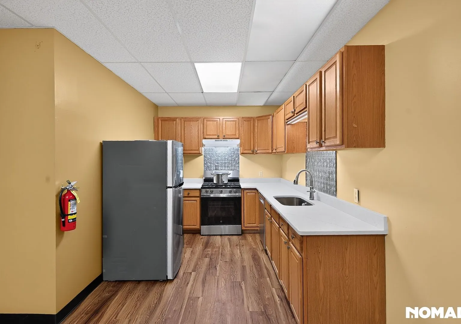 Large updated flat on Pawling Ave — Photo 1