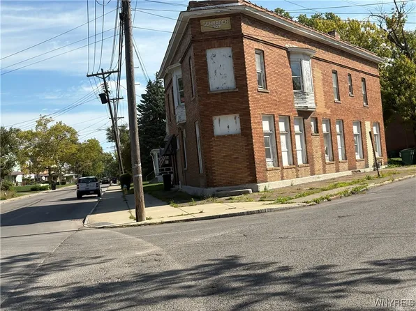 1907 Lockport St, Niagara Falls, NY 14305