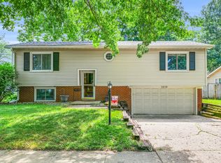 1010 Hollycrest Dr, Champaign, IL 61821