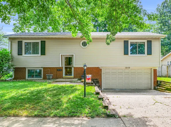 1010 Hollycrest Dr, Champaign, IL 61821