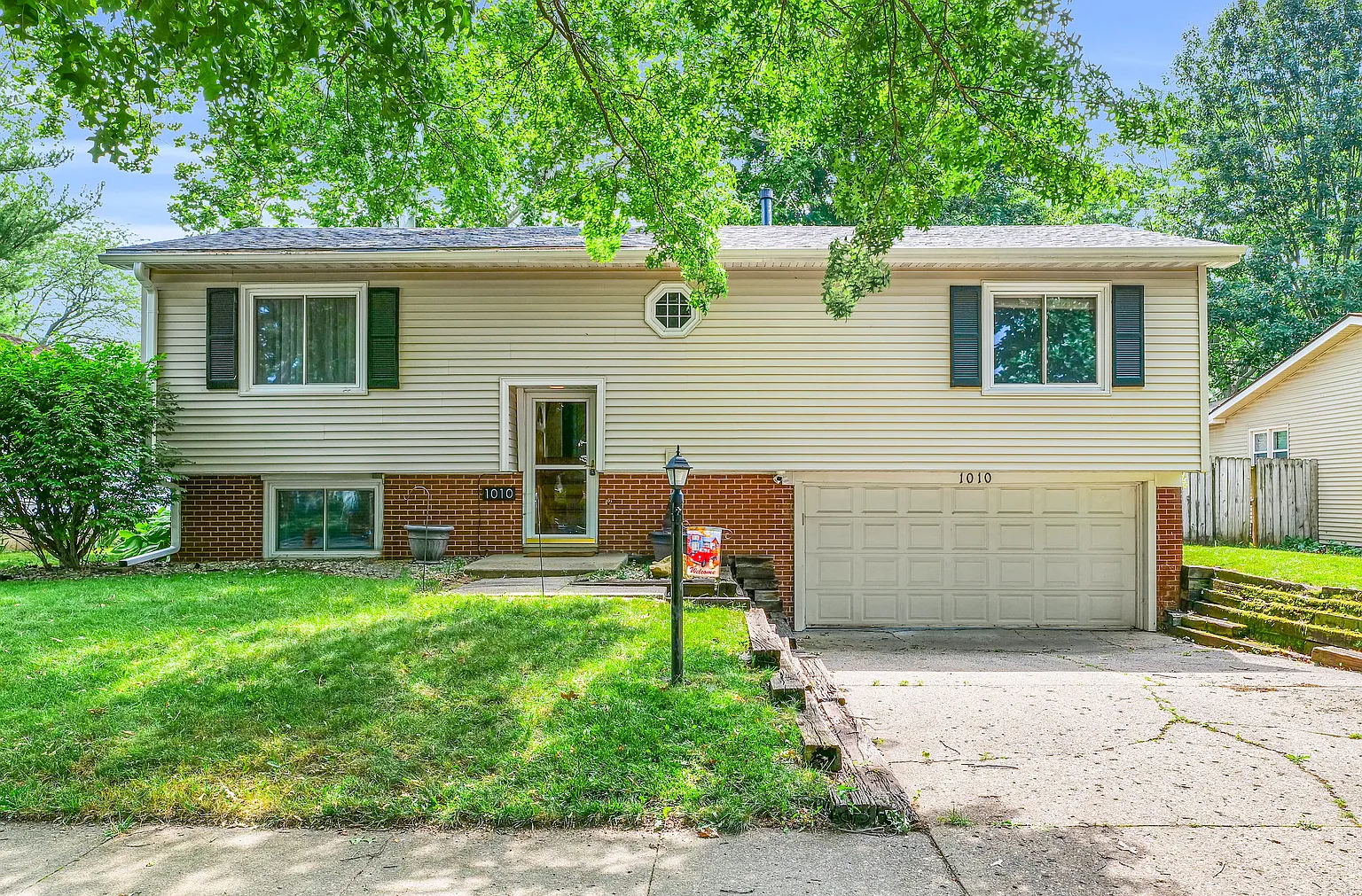 1010 Hollycrest Dr photo 1