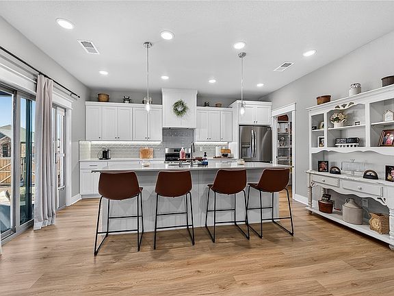 5th image of 2220 Langford St