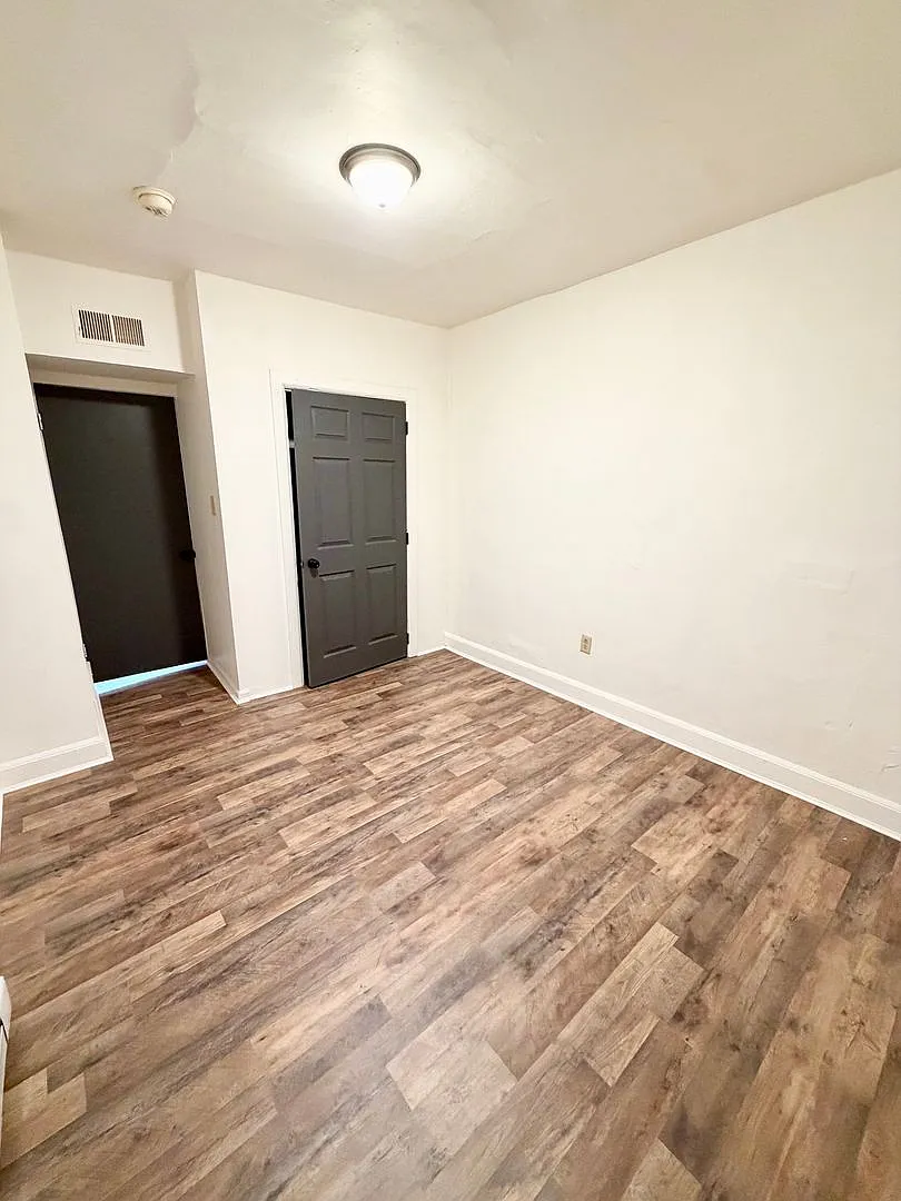 Spacious 2-Bedroom First-Floor Apartment — Photo 4