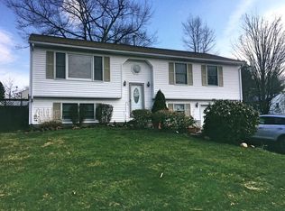 6 Greentree Cir, Springfield, MA 01118