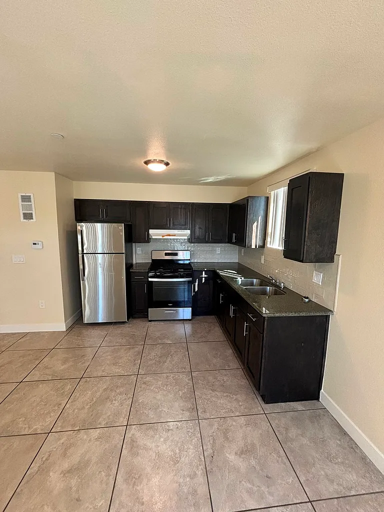 3 bed, 1156 sqft, $3,525 — Photo 3