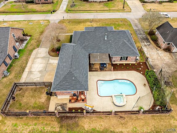 4th image of 622 Parkside Dr