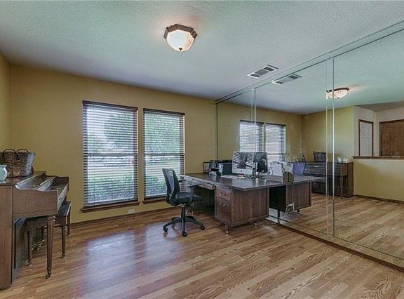 5th image of 916 Sennybridge Ct