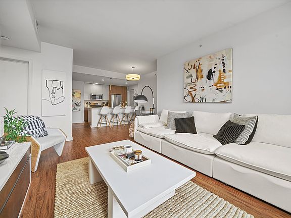 4th image of 708 N Wells St #704
