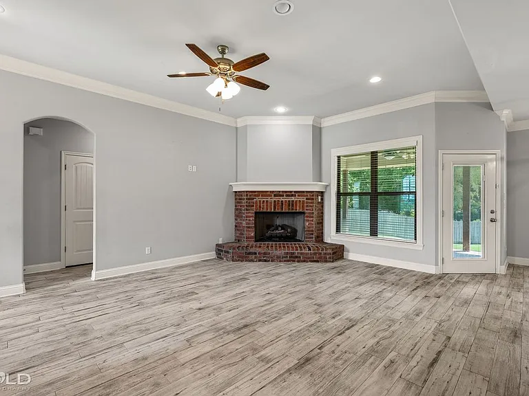 302 Oscar Cir — Photo 18