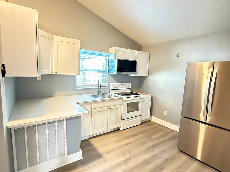 1314 W Rambla St — Photo 10
