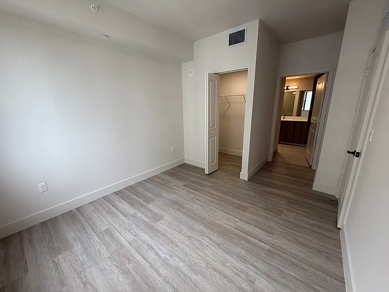 Bay Pointe Apartments — Photo 26