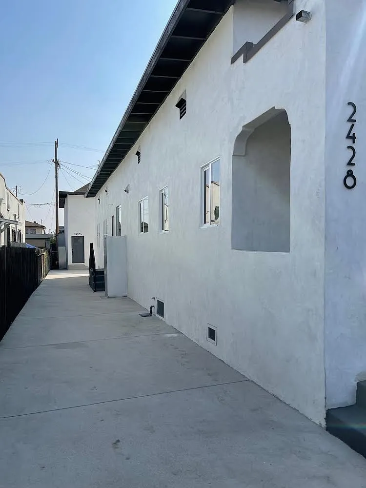 3 bed, 1200 sqft, $3,400 — Photo 2
